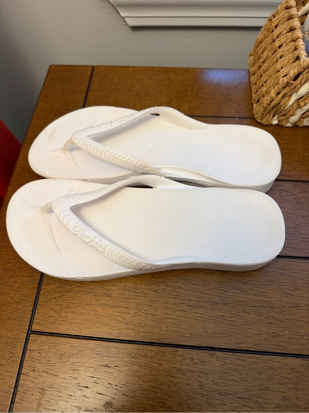 Archie’s White Arch Support Flip Flops size 7